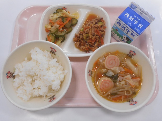 給食の写真