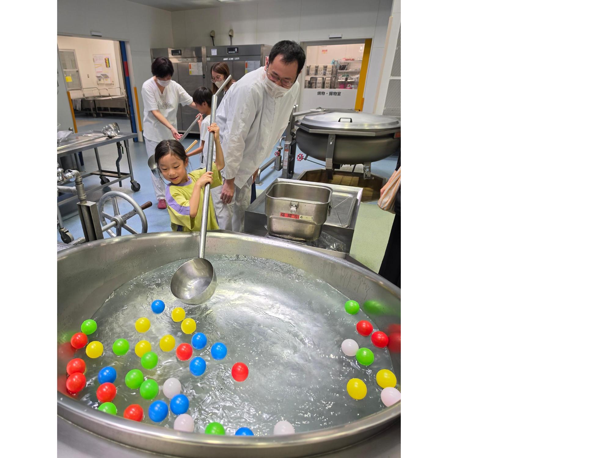 食缶へ水入れ体験