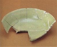 川崎遺跡の大形住居から発掘された緑釉陶器の写真