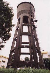 造兵廠の中にあった高さ32メートルのコンクリート製給水塔を下から眺めた写真