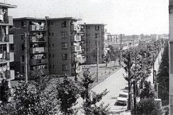昭和40年代に撮影された駅東側の造兵廠跡地に建つ上野台団地の白黒の写真