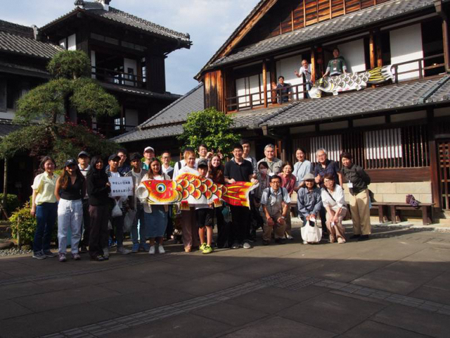 福岡河岸記念館の前で撮った参加者全員の集合写真