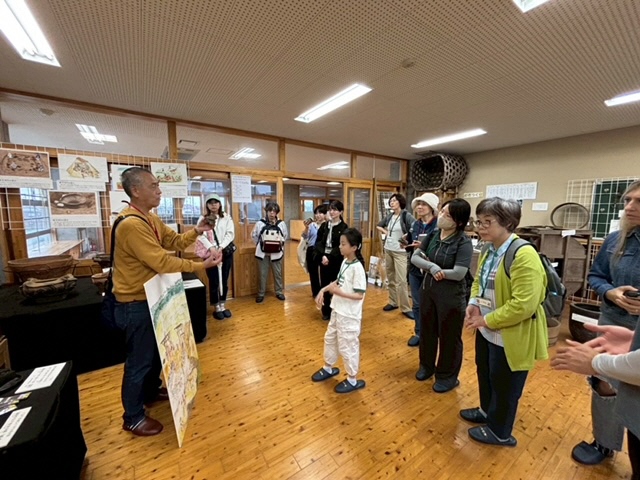 令和7年度第1回やさしい日本語まちさんぽツアー東台小学校文化財展示室