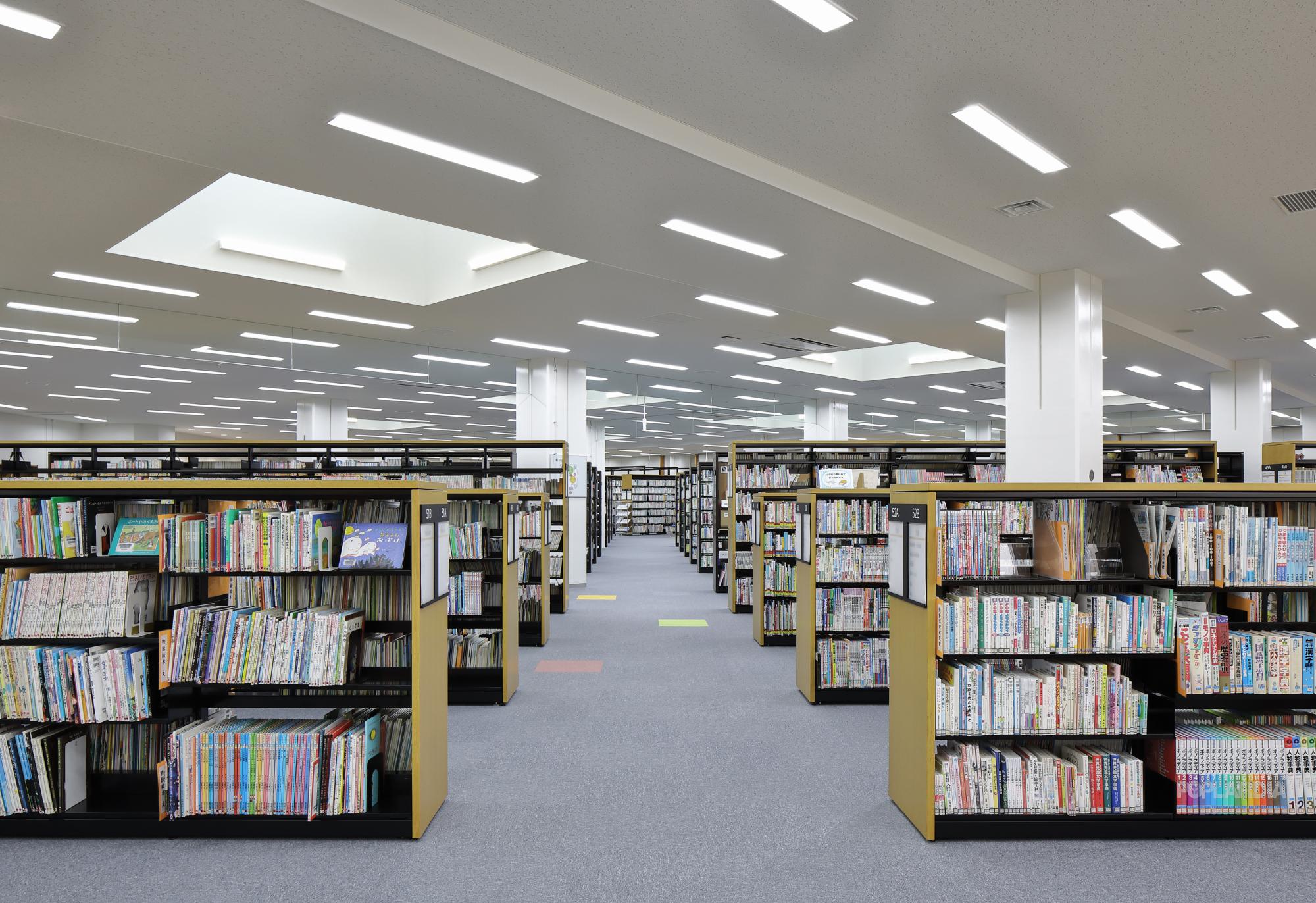 上福岡図書館内観
