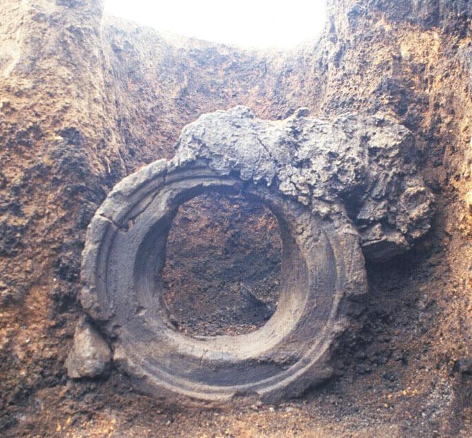 直径が60センチメートルの石で作られた羽釜の鋳型が地面から掘り起こされている様子の写真