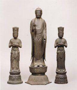 阿弥陀如来立像と両脇に立つ2尊の脇侍の写真