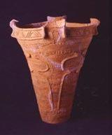 亀居遺跡で発掘された、口径39.5センチメートル、高さ47センチメートル、また円錐の形をしている深鉢形土器の写真
