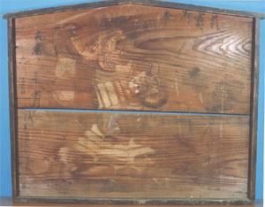 くすみがかった木の板に鬼退治をする武者の絵が描かれている亀久保神明神社の絵馬の写真