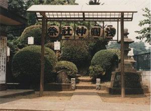 浅間神社の境内で浅間神社祭と書かれた提灯が飾られている写真