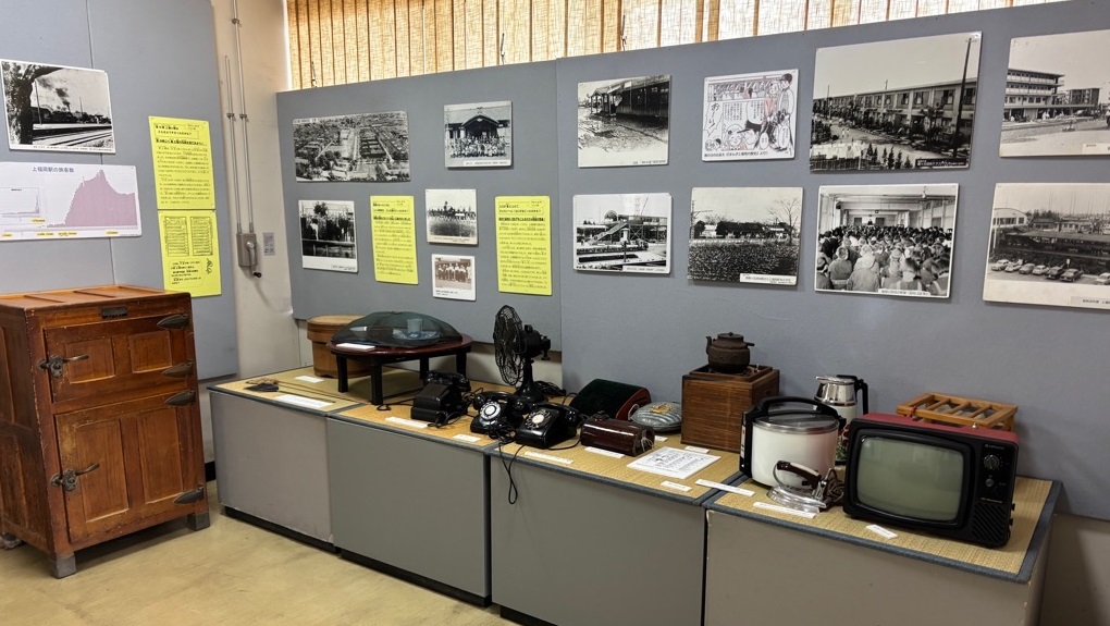 「昔のくらしと昔の学校」展示風景（家電、写真）