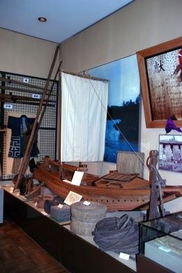 荷船模型を中心に船大工の人たちが使用して道具などが展示されている写真