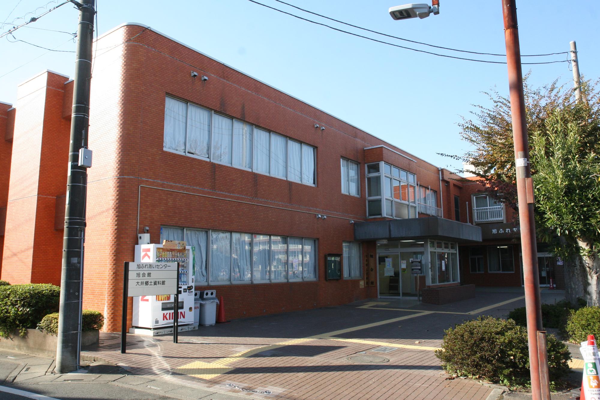 奥の大井郷土資料館まで続いている屋根付き歩道と左手に見える庭園の写真