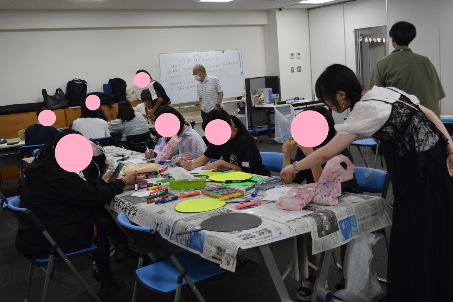 本庁舎での夏まつり(うちわ、クリップ作り)