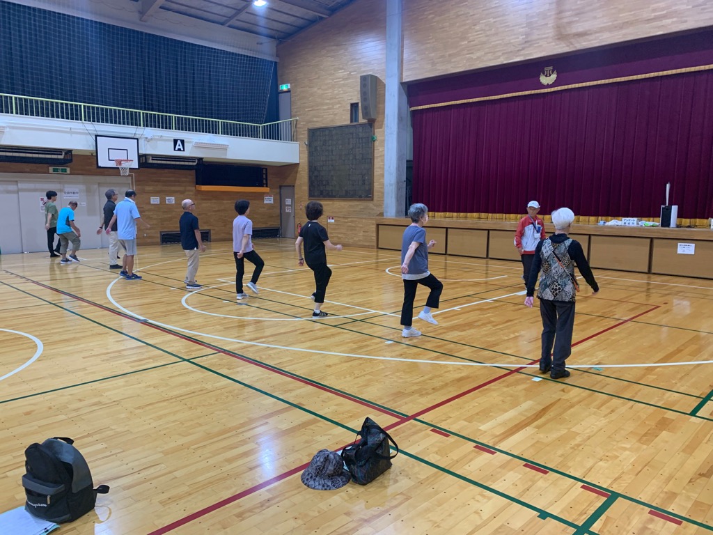 その場で目をつむって足踏み、自分の体の癖をチェック