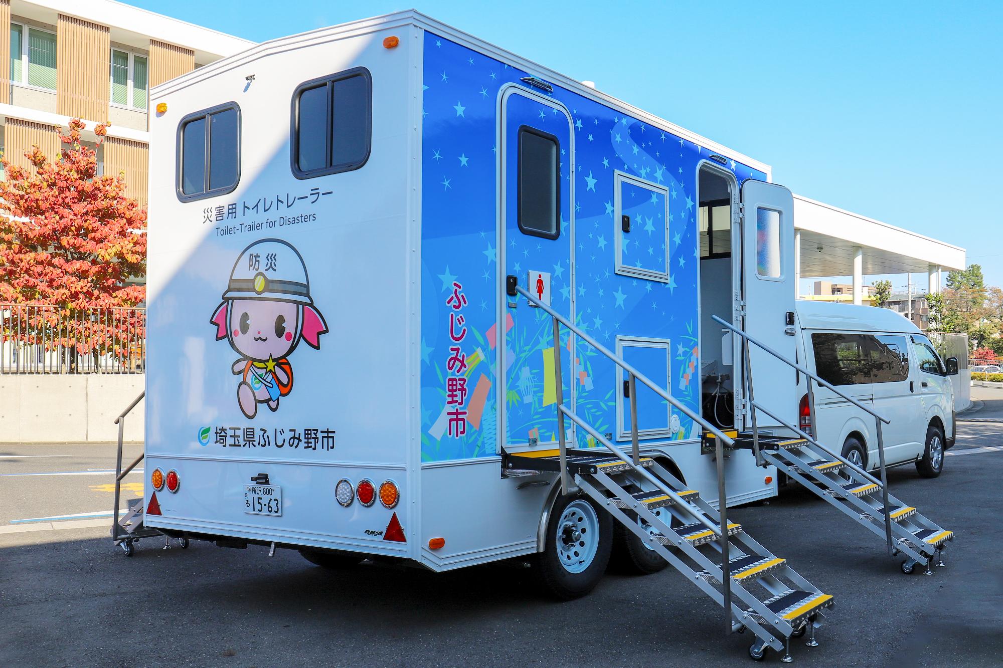 トイレトレーラー（運転手側）