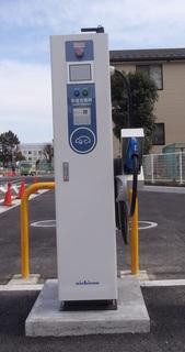 駐車場に設置されている急速充電器の写真